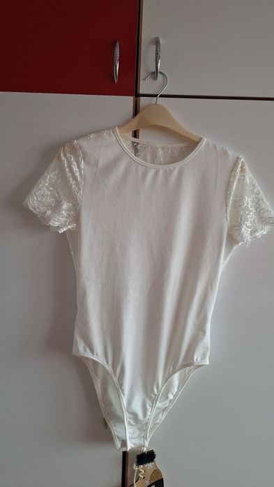 Body elastic cu maneca scurta si dantela