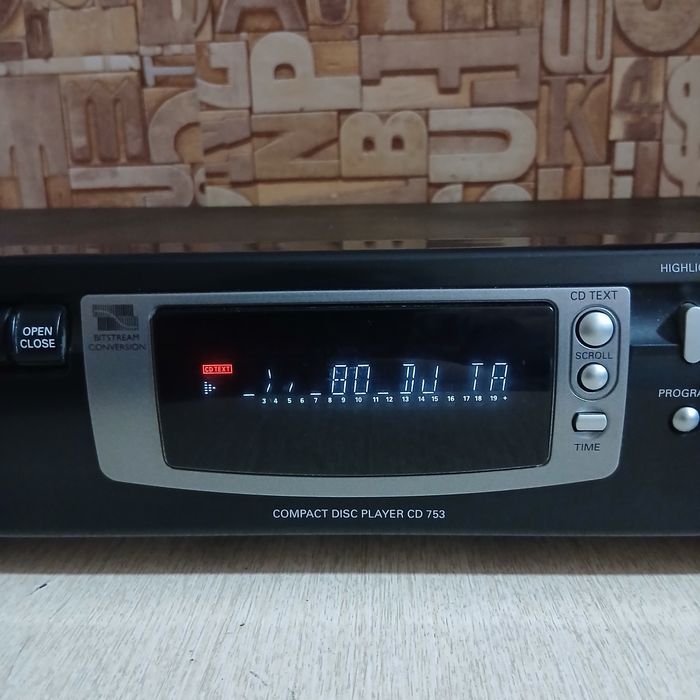 Продам СД проигрыватель  .филипс CD 753