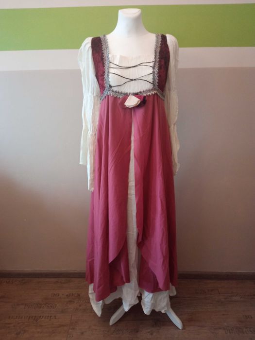 Rochie pentru domnițe (nu Zara, H&M)