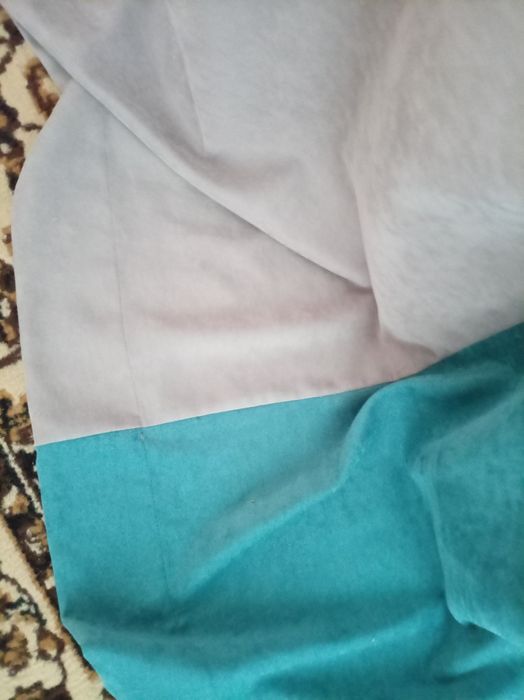 Draperii gri cu turcuaz