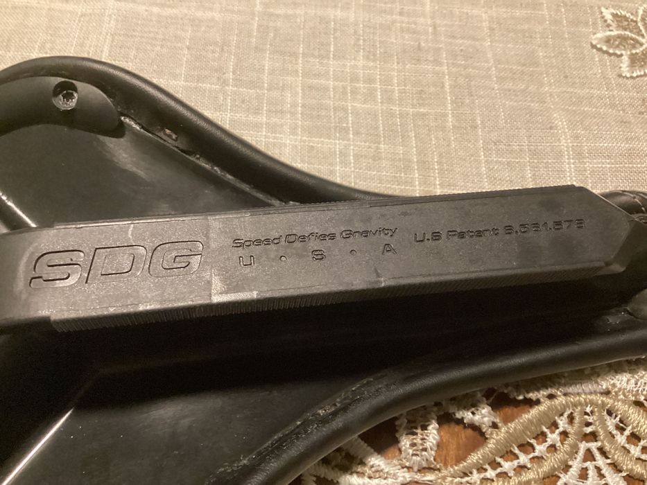 Седалка за велосипед карбонова