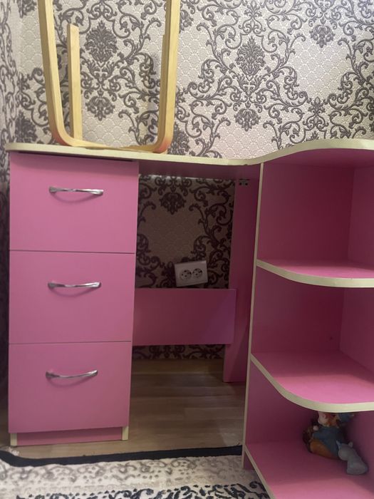 Угловой письменный стол (парта) для девочки