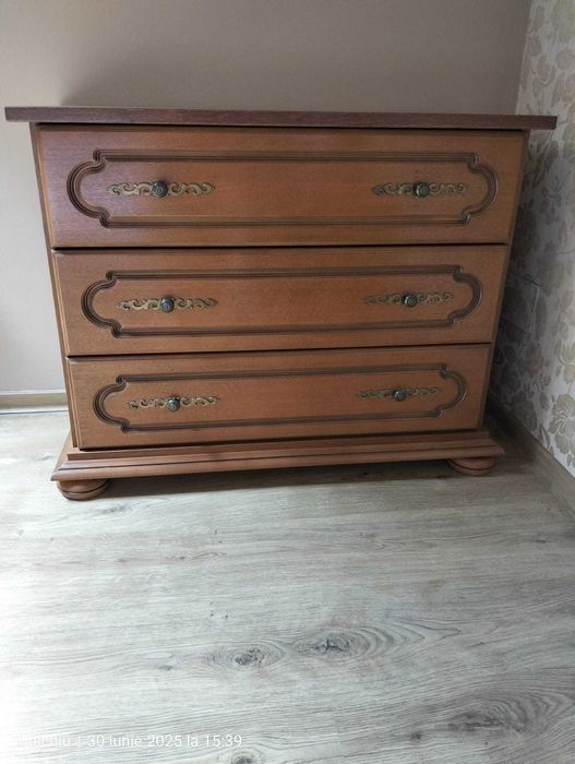 Pat ,doua noptiere și două comode