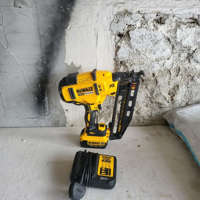 Pistol puscat cuie Dewalt DCN 660