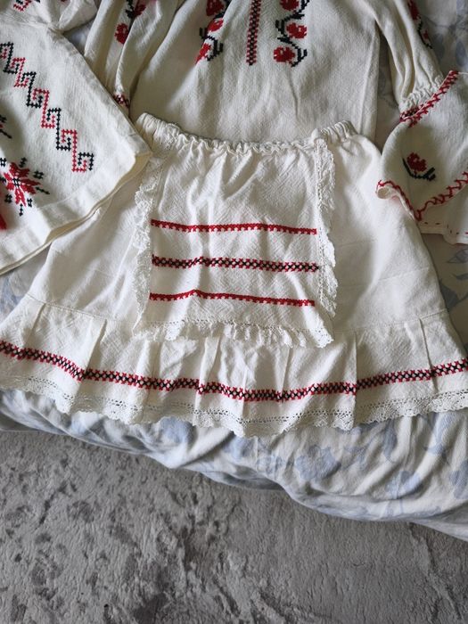 Costum popular , lucrat manual