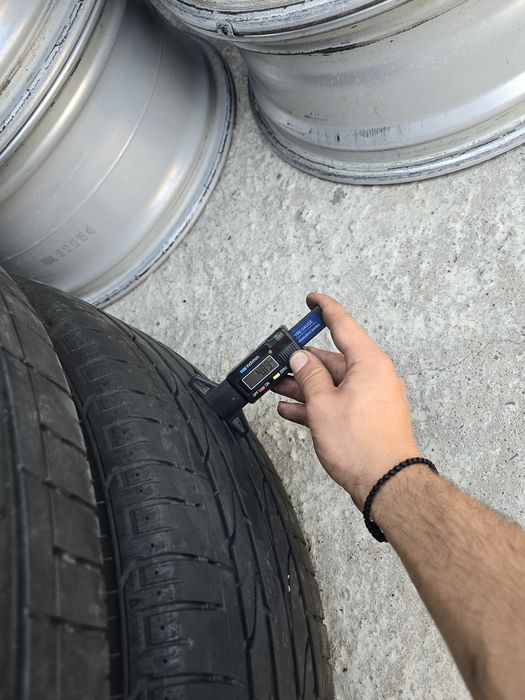 4 Броя 215/65/17 Bridgestone 2x5,5mm 2x4,8mm