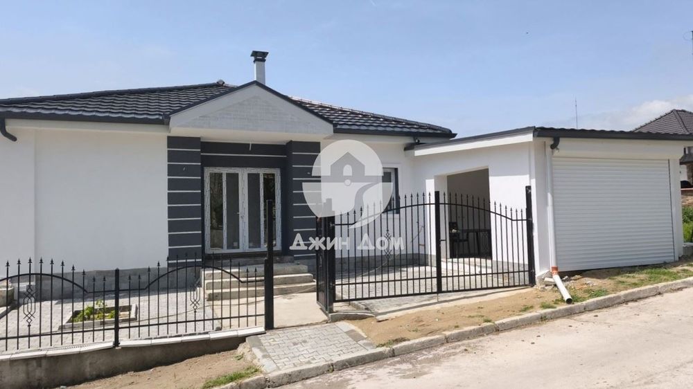 Просторна двуетажна къща в гр. Бяла