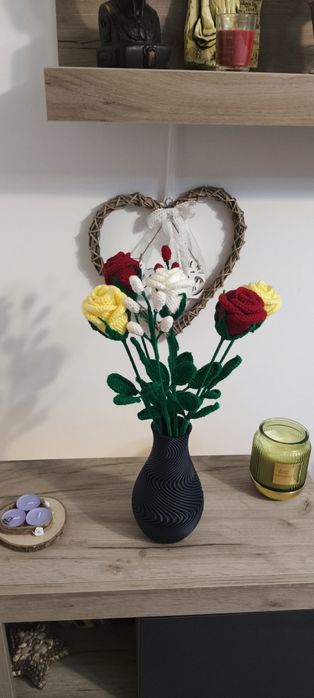 Vază 3D printed cu trandafiri croșetați Hand Made