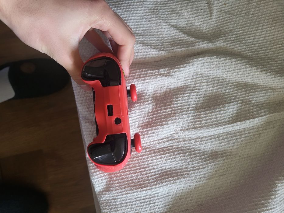 Продавам конзола xbox one с джойстик и игри