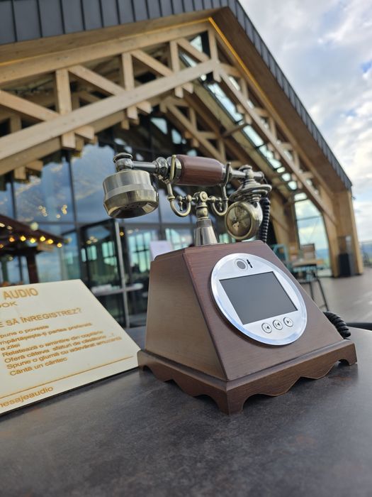 Cabina telefonica - Audio / Video Guestbook  - Vogue Booth - Magazine