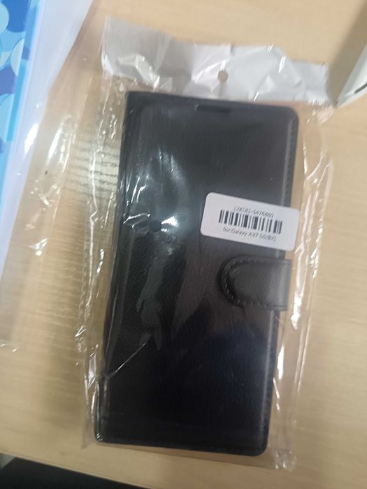 Продава се калъф тип портмоне от естествена кожа за телефон Samsung galaxy  A 37 5 G