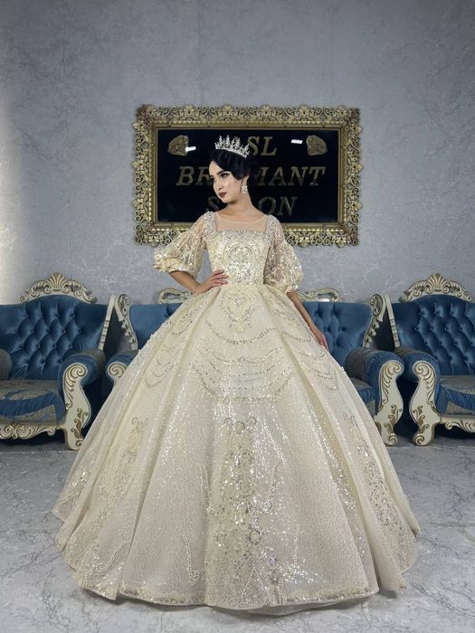 Vitrinada turgan kelin liboslarmiz  sotiladi