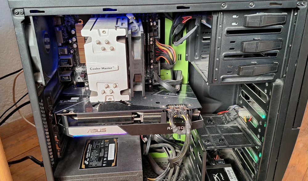 Геймърски компютър + екран