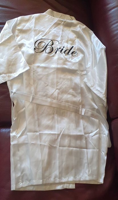 Булчински комплект: Сатенен халат L+ Пантофи + Бяла ластик за коса