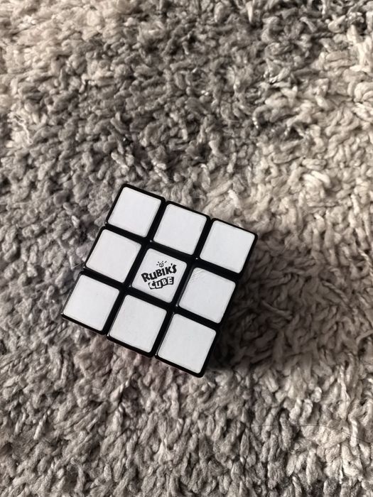 Кубче Рубик със стойка