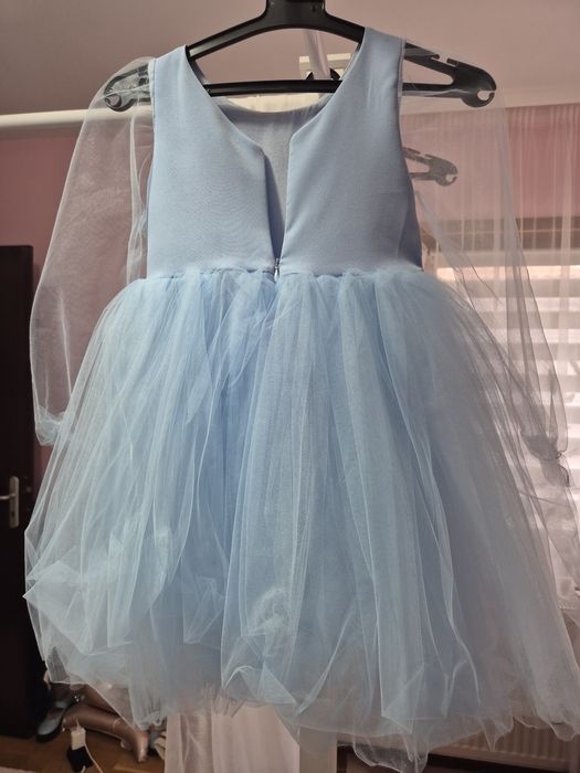 Небесно синьо рокля.