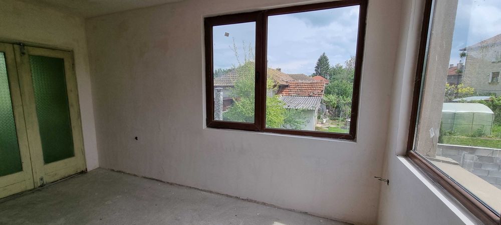 1785-Продава се триетажна тухлена на плоча къща в Гецово!