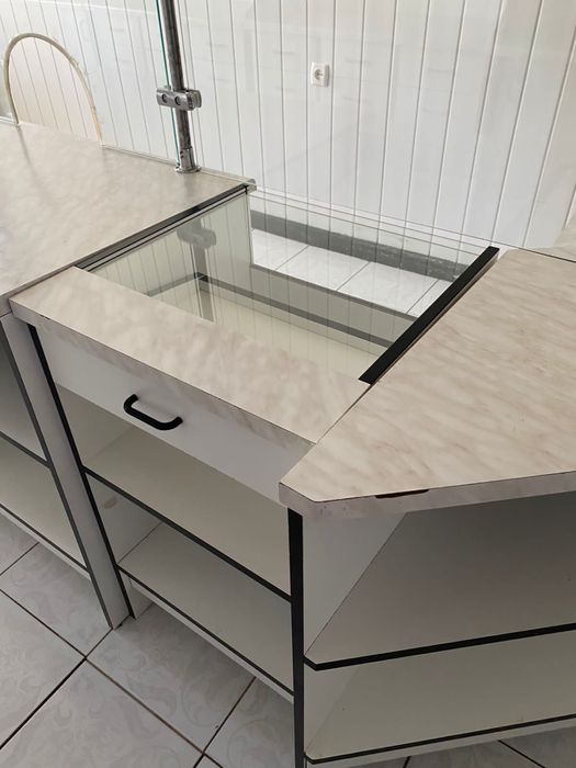 Мебель в аптеку витринная