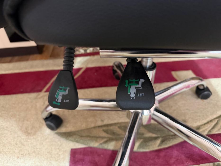 Продам кресло черный