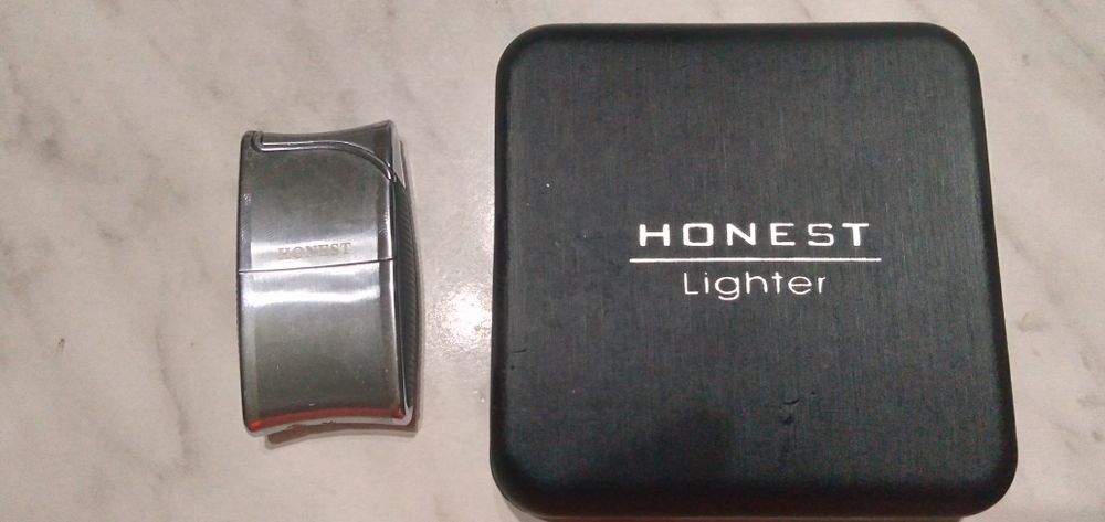 Газовая зажигалка.