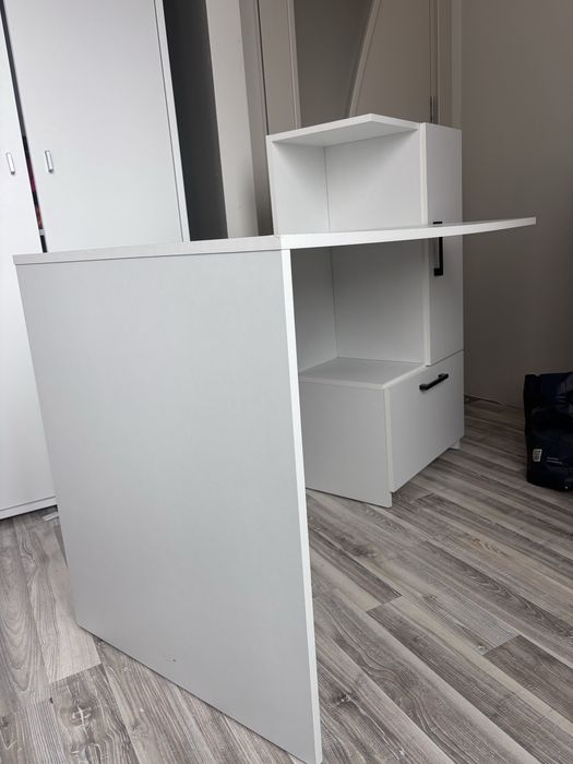 Бяло бюро с етажерка и шкафове