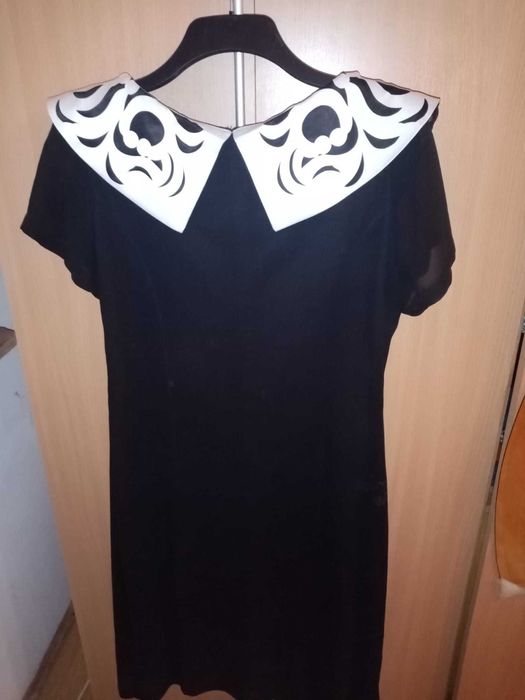 rochie negru/alb, cu guler amplu