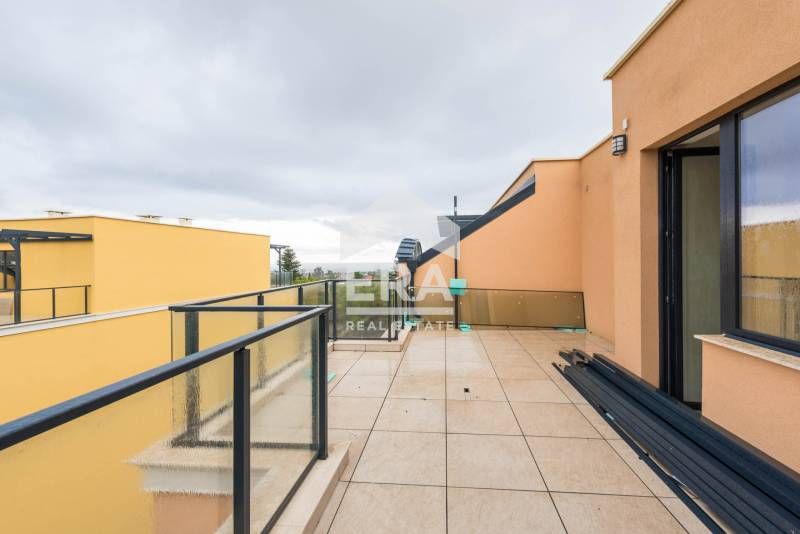 Тристаен апартамент за продажба, с голяма дневна и морска панорама, в