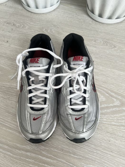 nike initiator metallic