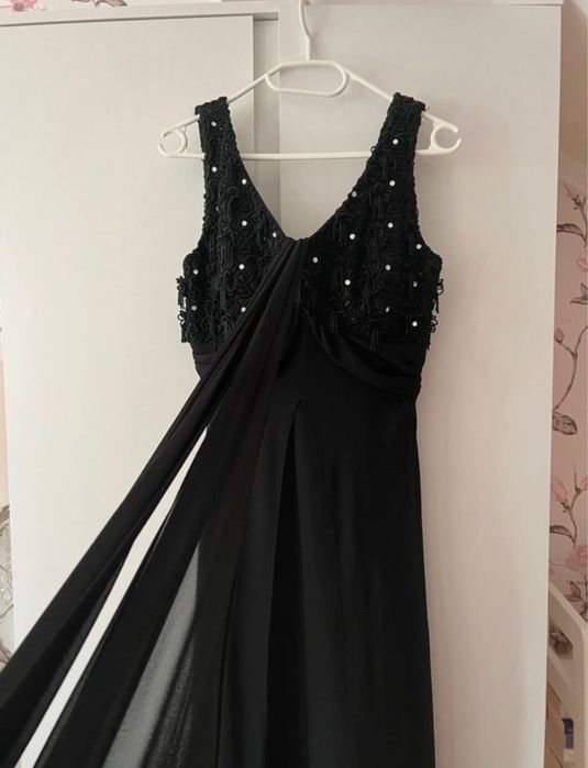 Rochie elegantă de seară, lungă, neagră, model pe un umăr