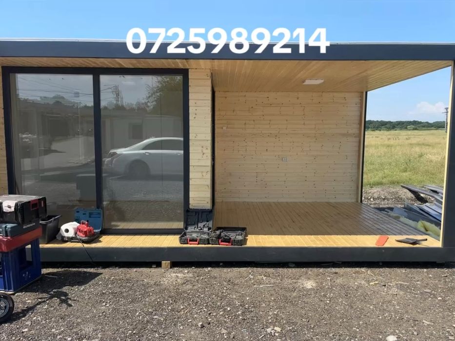 Container modular cu terasa model cu lambriu de lemn pe tavan si pereti