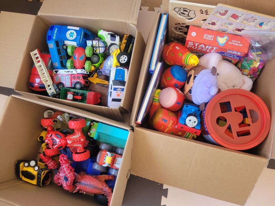 Loturi jucării mașini roboți cărți cuburi