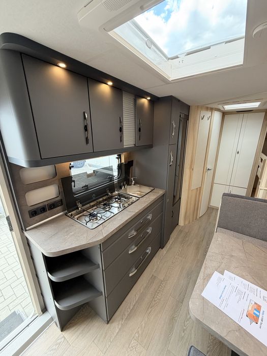 Rulotă nouă premium Hobby 545KMF DeLuxe 2026/ 6 pers/ baie cu dus separat