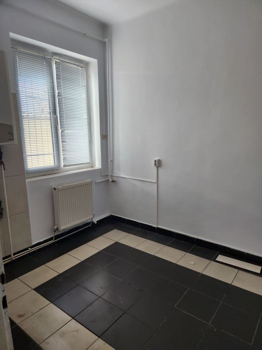 Apartament 2 camere + dependințe Targoviste Central