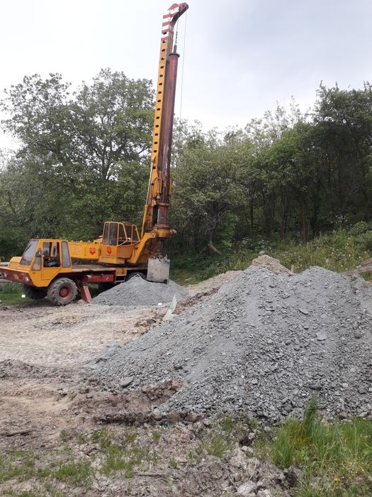 Nicoara foreaza fântâni. Piloni