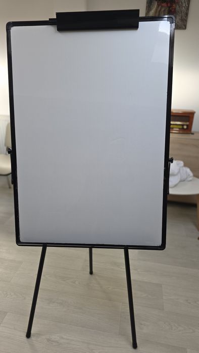 Tablă flipchart / whiteboard pe trepied – stare bună