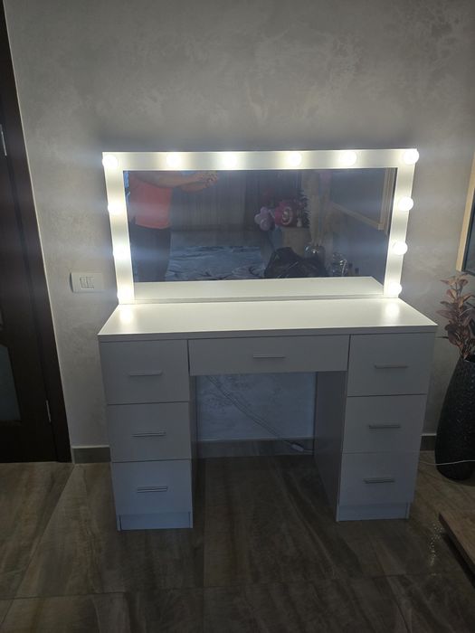 Masuta de machiaj cu leduri