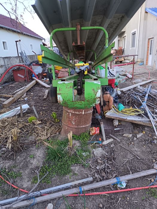 Vând încărcător după tractor