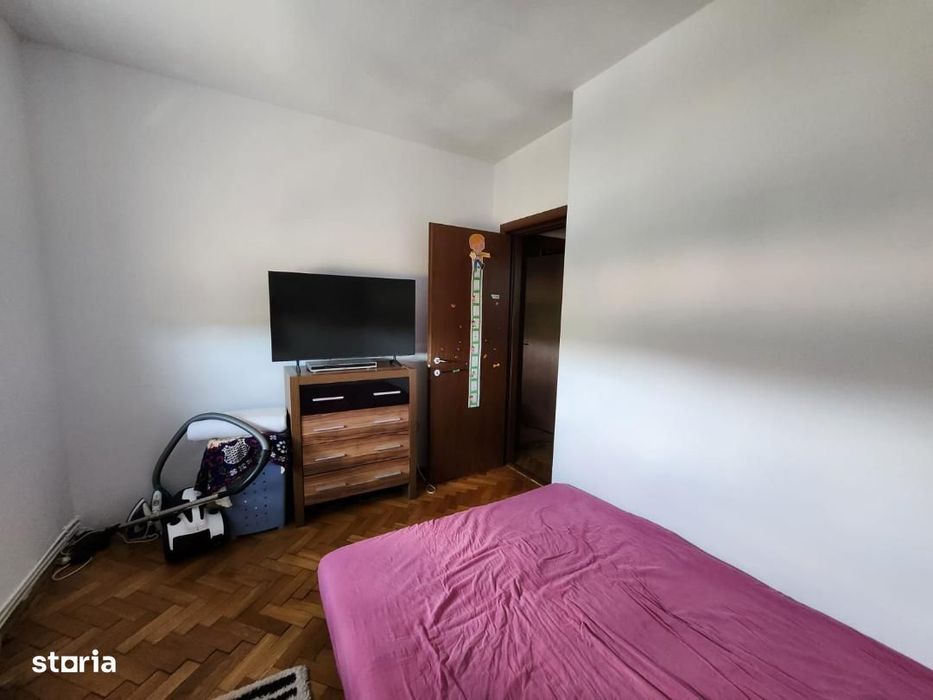 De vanzare Apartament 4 camere, zona Caroline.