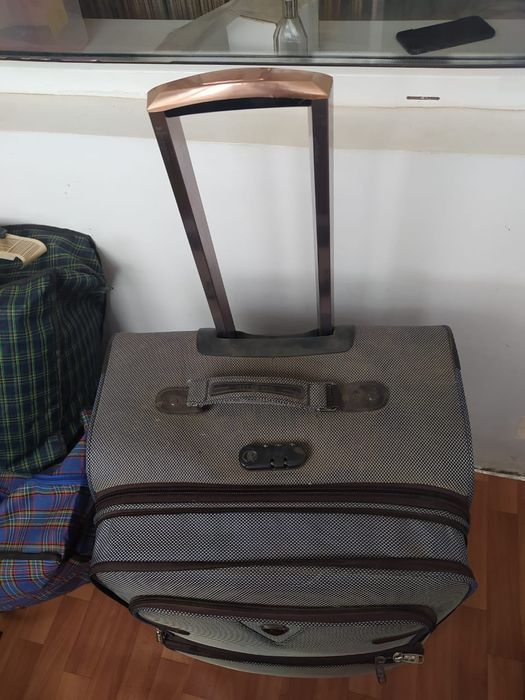 Чемодан большой вместительный