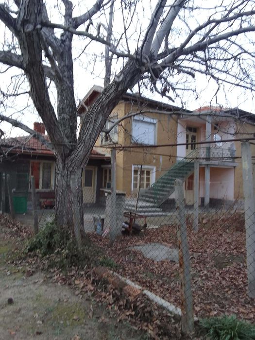 Двуетажна тухлена къща с двор 2.5 дка, кладенец, гараж – с. Трояново