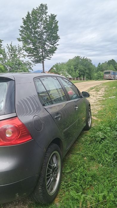 Vând golf 5 model simplu