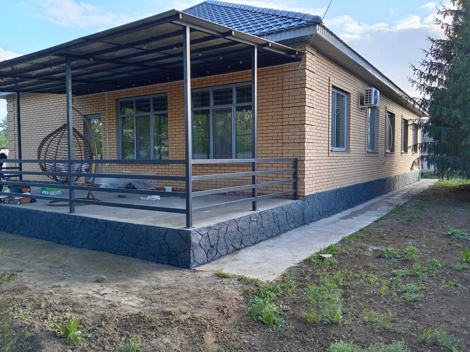 Отделка фундамента под дикий камень