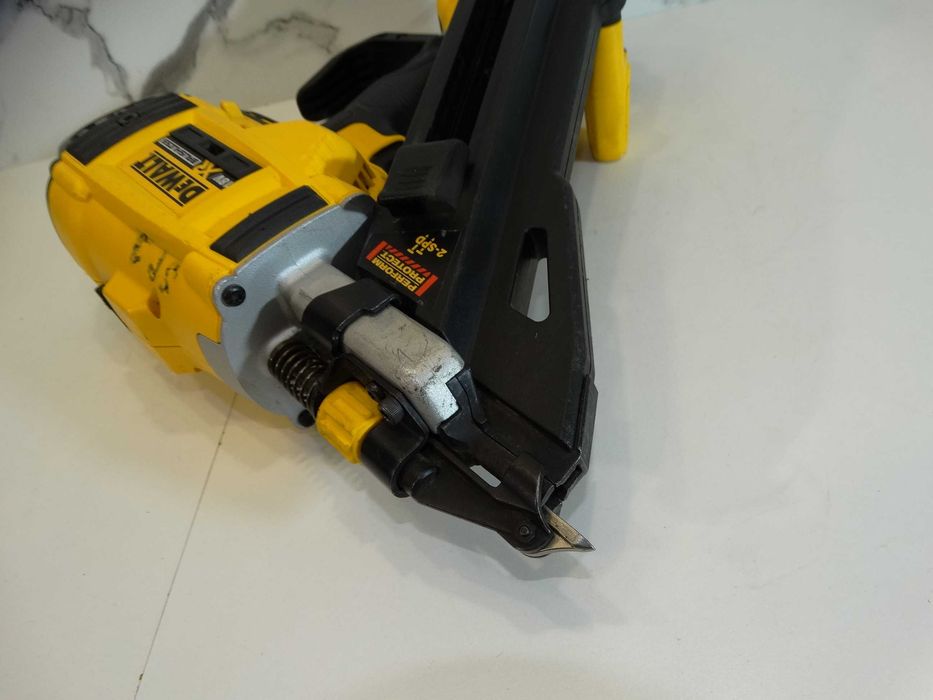 Dewalt DCN 693 - Такер за гвоздеи 40 - 60 мм