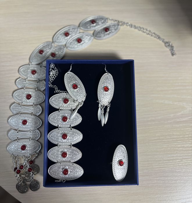 Красивый комплект:Кулон,серьги,кольцо,браслет.