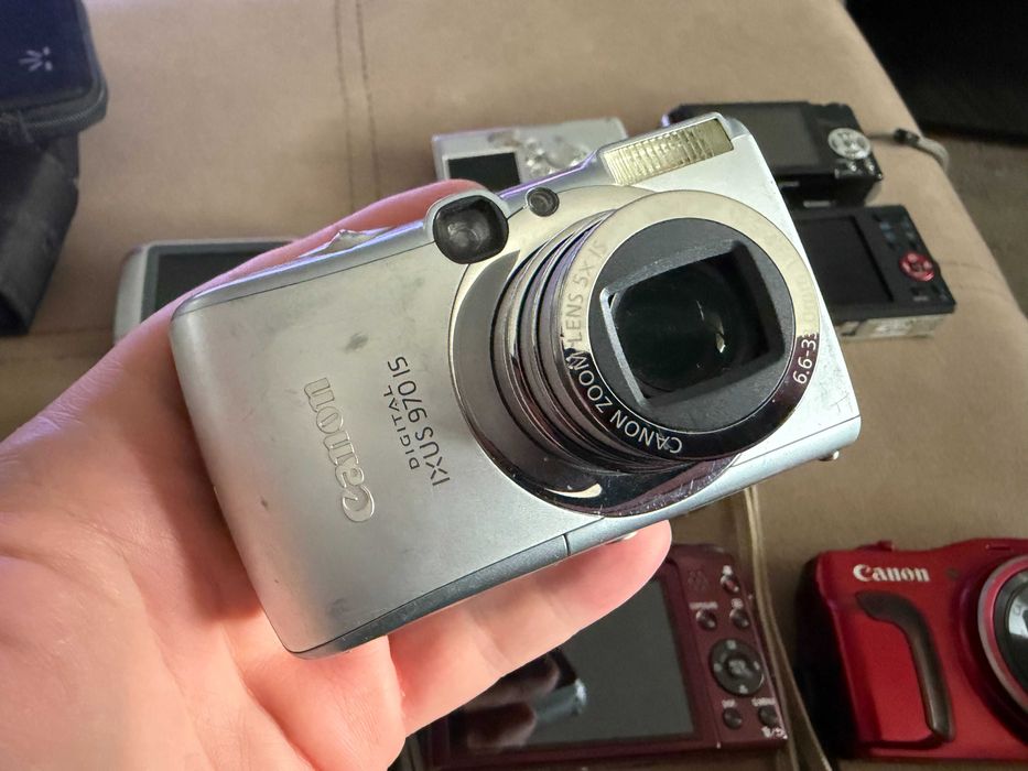 Комплект от 11 употребявани компактни фотоапарата Canon, Pentax, Nikon и други