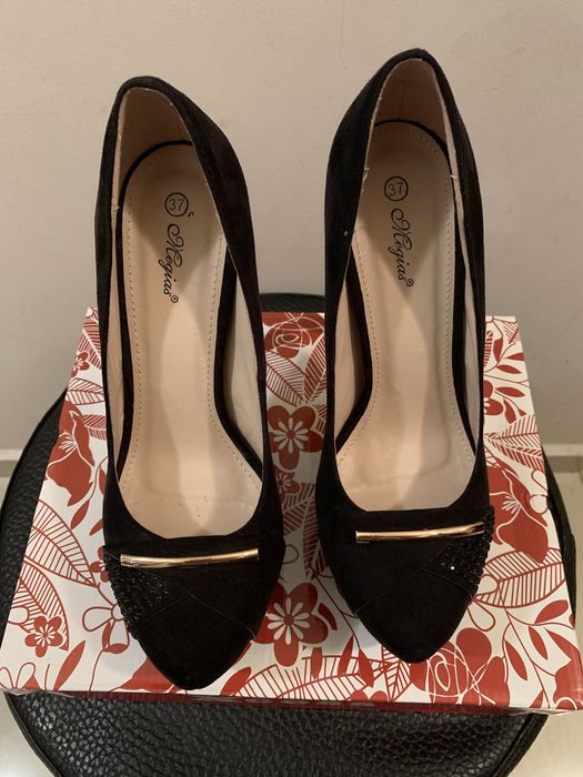 Дамски обувки на висок ток