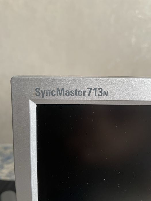 Монитор Samsung 713N