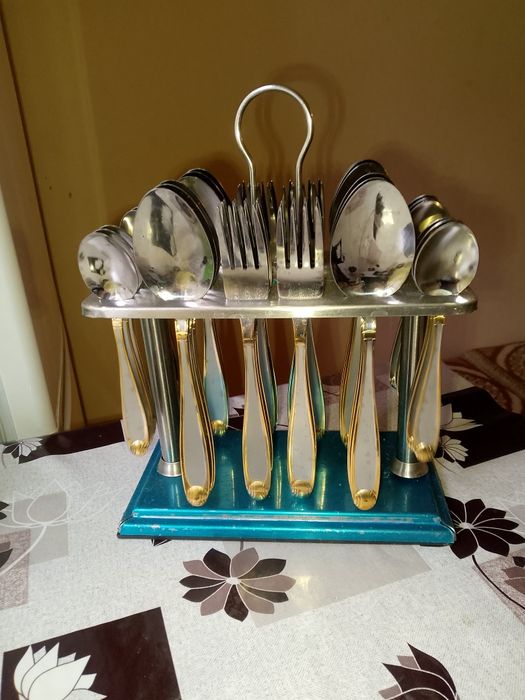 Продается  новый набор ложек и вилок на 12 персонк