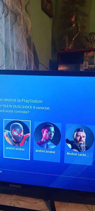 Vând PlayStation 4 slim