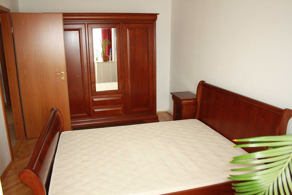 Proprietar închiriez apartament 3 camere, decomandat, zona Bucovina